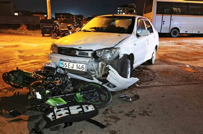Bafra’da otomobil ile motosiklet çarpıştı: 3 yaralı
