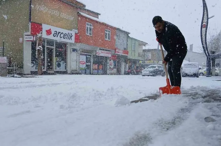 Baharı bekleyen Karlıova karlı bir güne uyandı
