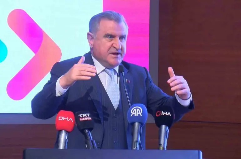 Bakan Bak: "Cumhurbaşkanımız dijitalleşme konusunda önümüzü açıyor"

