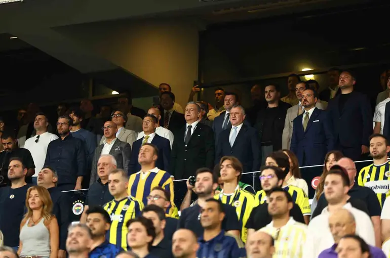 Bakan Bak, Fenerbahçe - Beşiktaş derbisini takip etti
