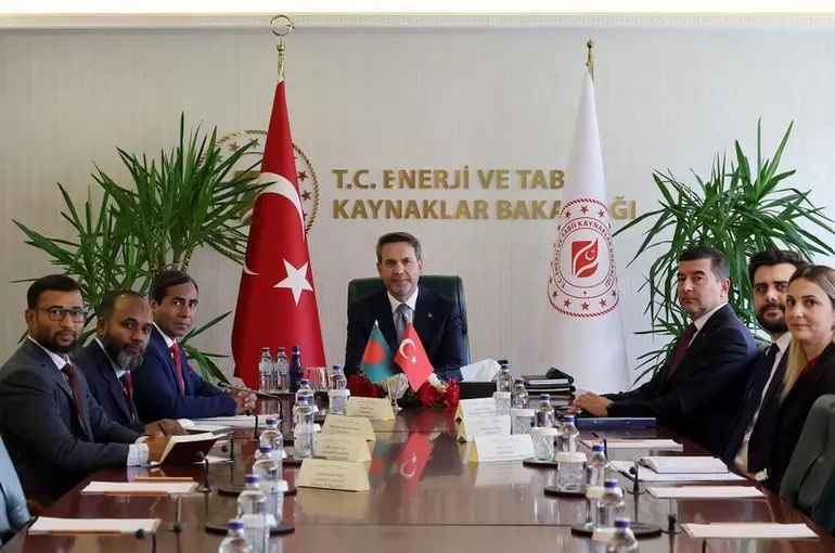 Bakan Bayraktar, Bangladeş’in Ankara Büyükelçisi Haq’ı kabul etti
