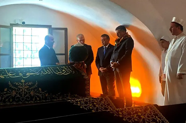 Bakan Çiftçi, Şeyh Edebali Türbesi’ni ziyaret etti
