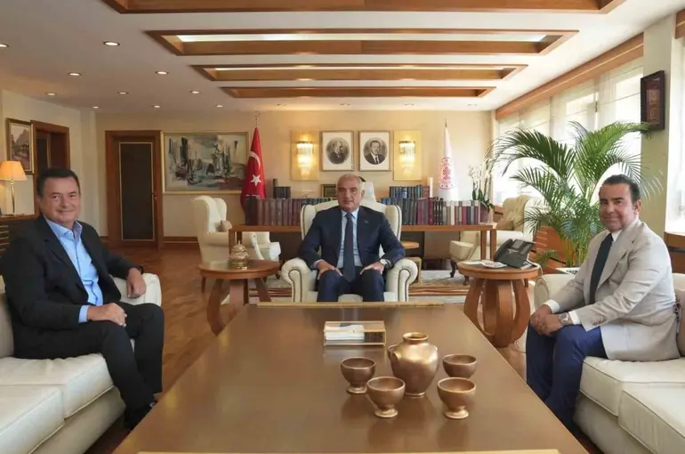 Bakan Ersoy ile Acun Ilıcalı bir araya geldi
