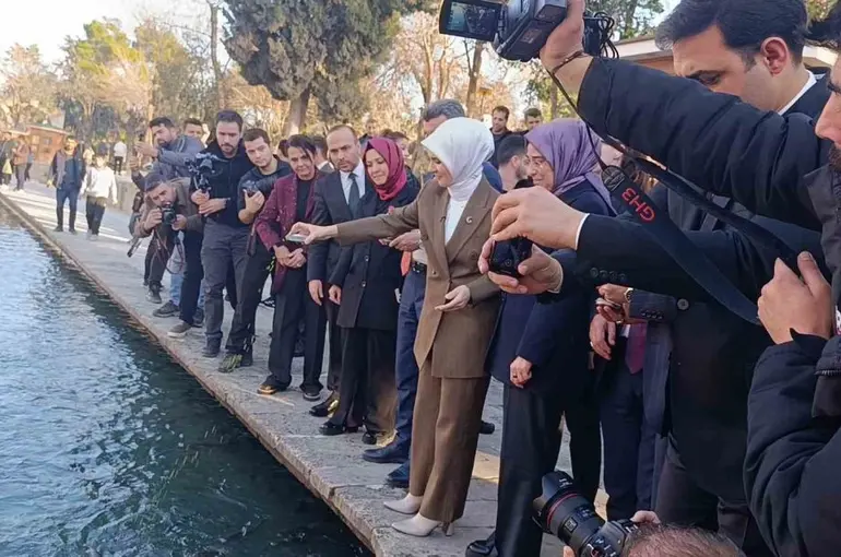 Bakan Göktaş Balıklıgöl’ü gezdi
