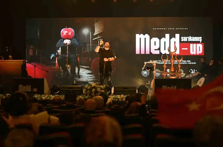 Bakan Göktaş ’Medd-Up’ sahne gösterisini izledi
