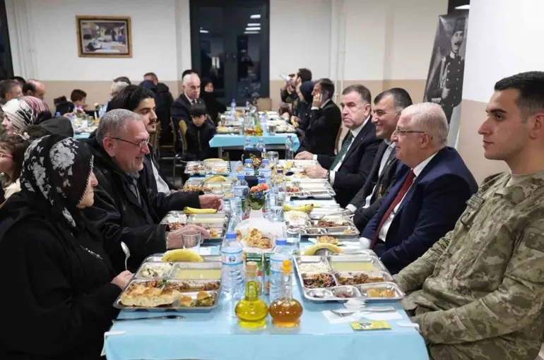Bakan Güler Bayburt’ta şehit aileleri ve gazilerle iftarda buluştu
