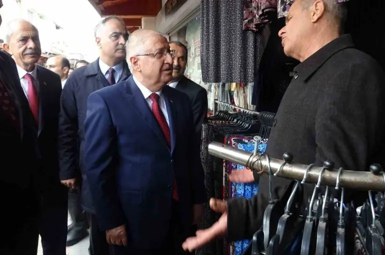 Bakan Güler, Kilis’te esnaf ve vatandaşlarla bir araya geldi
