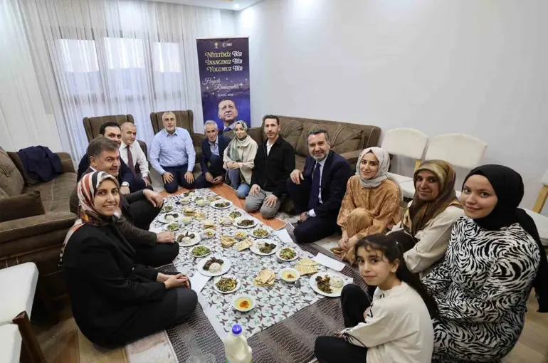 Bakan Işıkhan, evlerine kavuşan depremzede ailenin iftar sofrasına konuk oldu
