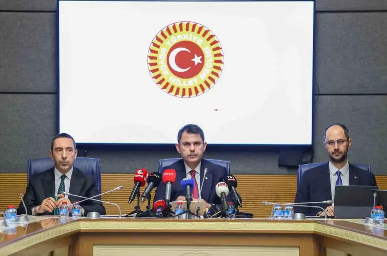 Bakan Kurum: "Deprem konutları ödemeleri 2 yıl ödemesiz, 18 yıl faizsiz ve sabit oluyor"

