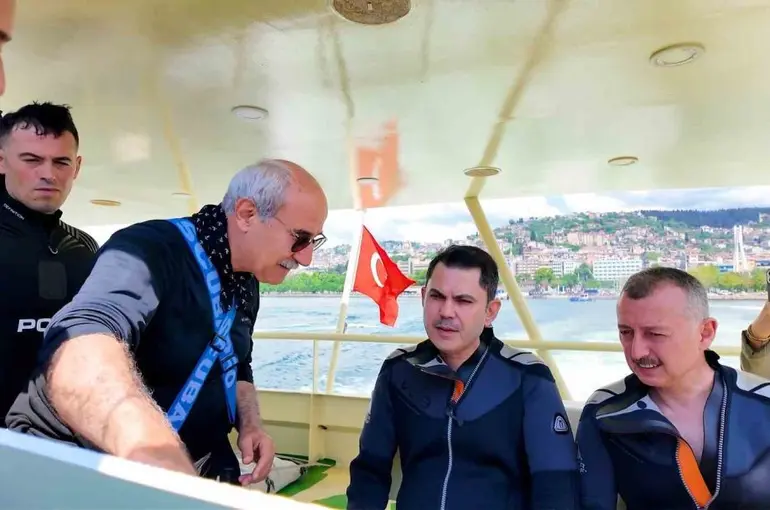 Bakan Kurum, dip çamuru temizliği yapılan İzmit Körfezi’ne daldı
