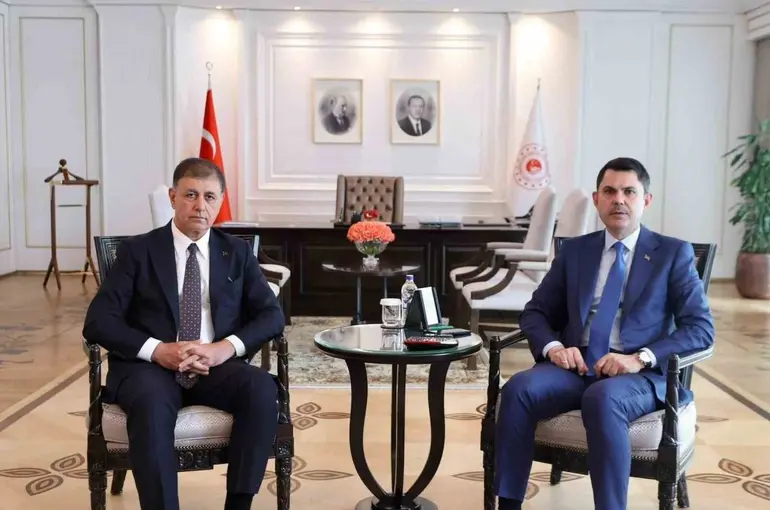 Bakan Kurum, İzmir Büyükşehir Belediye Başkanı Tugay’ı kabul etti
