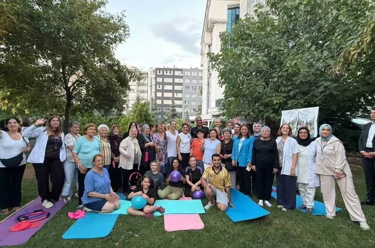 Bakan Memişoğlu, vatandaşlarla birlikte egzersiz yaptı

