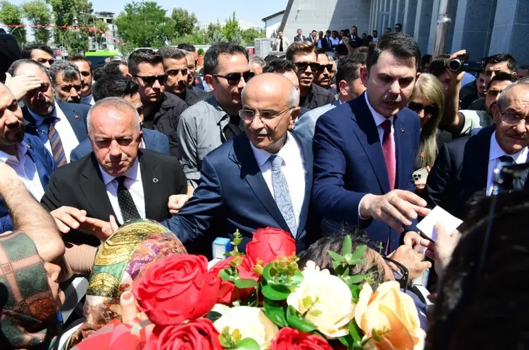 Bakan Murat Kurum’dan Başkan Er ile Belediye Meclis üyelerine teşekkür

