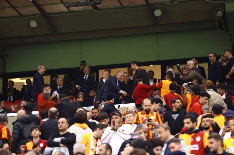 Bakan Osman Aşkın Bak, Galatasaray - Barcelona maçını izledi
