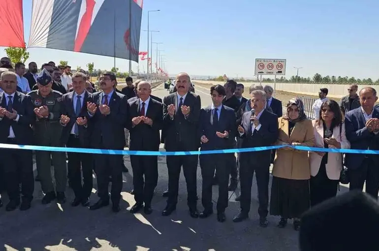 Bakan Şimşek önce yolu açtı, sonra TOGG ile geçti
