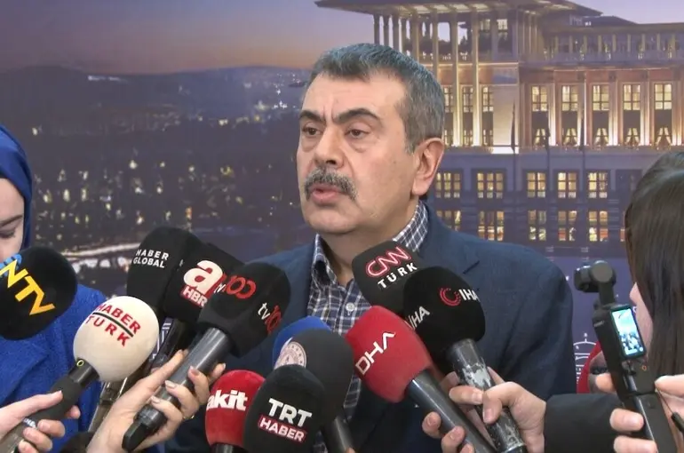 Bakan Tekin: "Ben Özgür Özel kadar midesi geniş bir adam değilim"
