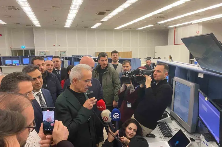 Bakan Uraloğlu: "2025 yılında üst üste 6 kez toplam trafik, 8 kez transit uçuş rekoru kırdık"
