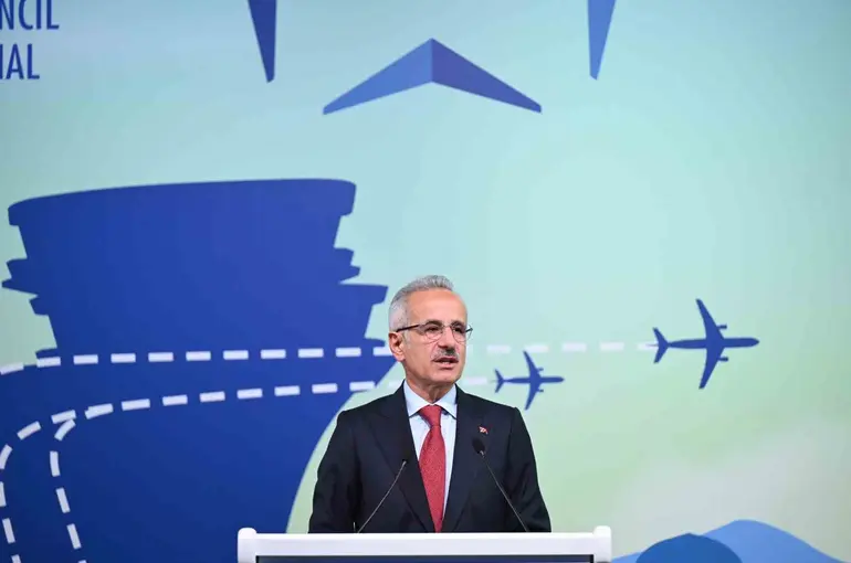 Bakan Uraloğlu: "Canlı uçuş takip sistemimiz sayesinde Türkiye hava sahasındaki iç hat, dış hat ve transit uçuşlar da harita üzerinden anlık olarak izlenebiliyor"
