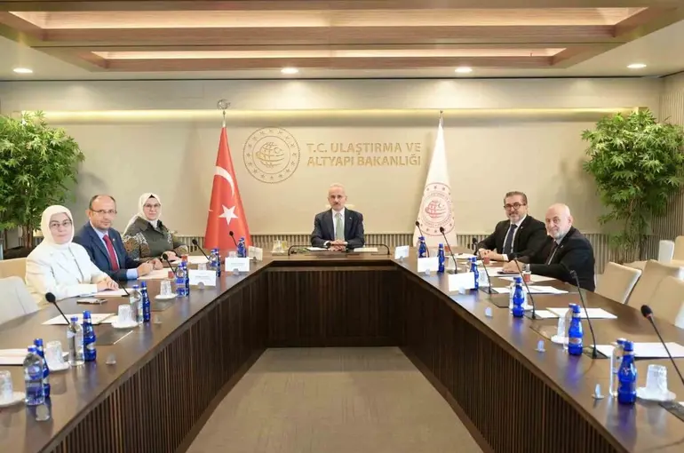 Bakan Uraloğlu: "Sosyal medyada gençlerimizin dijital dünyada daha güvenli yer alabilmelerini sağlamak için yapılabilecekleri ele aldık"