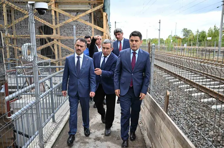 Bakan Yardımcısı Boyraz, tarihi garda restorasyon çalışmarını inceledi
