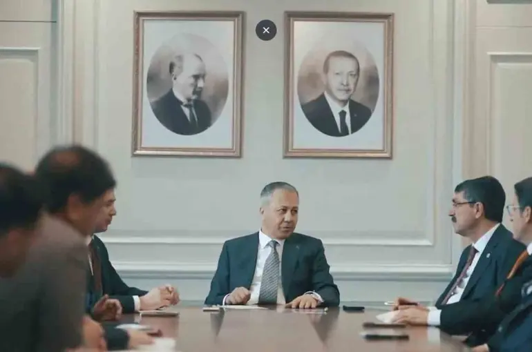 Bakan Yerlikaya, Ezidi toplum temsilcilerini kabul etti
