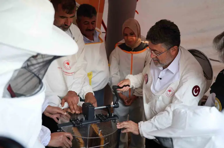 Bakan Yumaklı: "Dünyada arıcılıkta 2. sıradayız"
