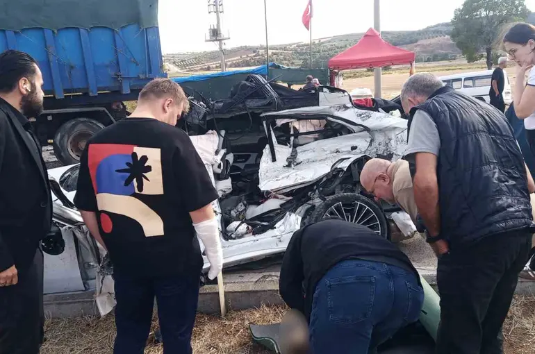 Bandırma’da feci kaza: Hamile kadın ve 3 yaşındaki kızı hayatını kaybetti
