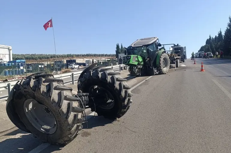 Bandırma’da kamyon traktöre çarptı
