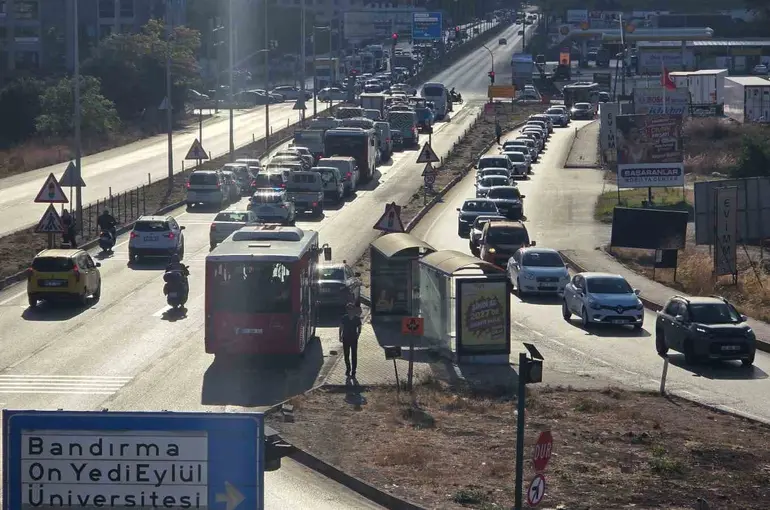 Bandırma’da trafik yoğunluğu sürücülere zor anlar yaşatıyor
