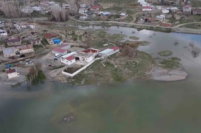 Baraj suları taştı, evler gölün ortasında kaldı
