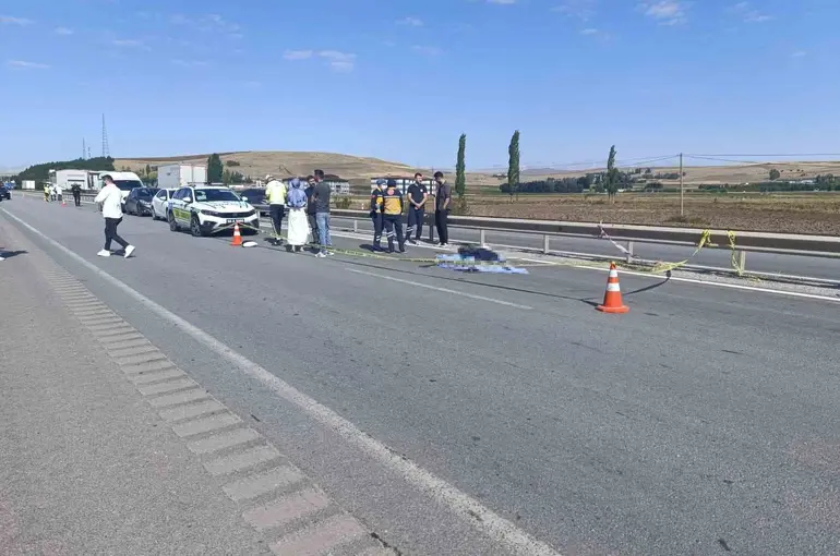 Bariyerlere çarpan motosiklet sürücüsü öldü
