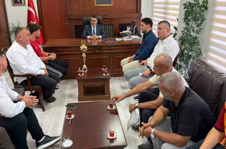 Başarılı güreşçiler Kaymakam Köksal’ı ziyaret etti
