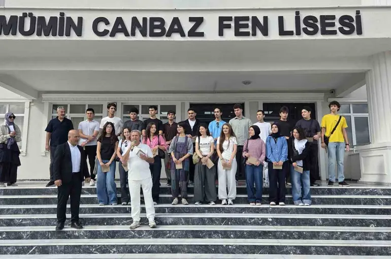 Başarılı öğrencilere okullarının ilk gününde tablet ve telefon sürprizi
