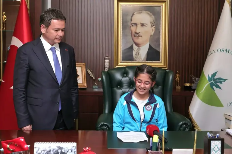 Başkan Aydın koltuğu çocuklara bıraktı
