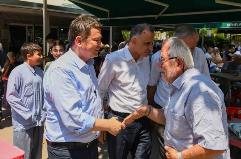 Başkan Aydın vatandaşlarla sahada omuz omuza
