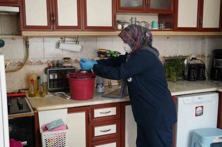 Başkan Balaban talimat verdi yaşlı kadının evi pırıl pırıl yapıldı
