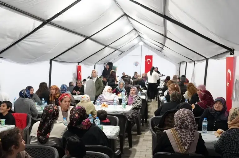 Başkan Bozkurt depremzedelerle iftarda buluştu
