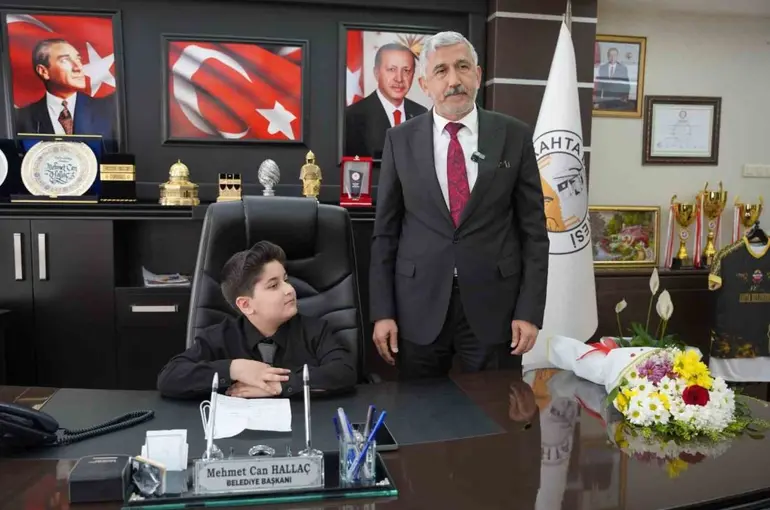 Başkan Hallaç, koltuğunu 10 yaşındaki Ebubekir’e devretti
