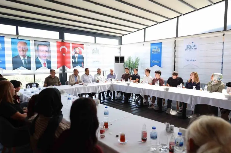 Başkan İbrahim Naci Yapar, YKS’de dereceye giren öğrencilerle bir araya geldi
