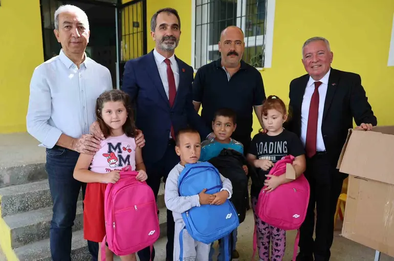 Başkan Kepenek öğrencilerle buluştu ve çantalarını hediye etti
