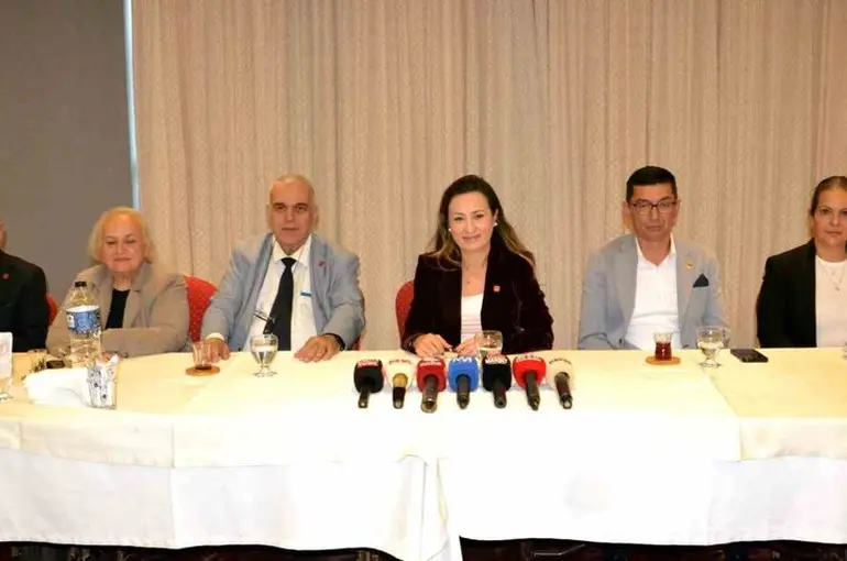 Başkan Özalper yeni yönetimiyle basının sorularını yanıtladı
