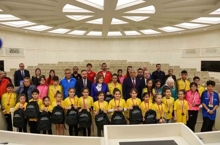 Başkan Şahin, şampiyon sporcularla bir araya geldi
