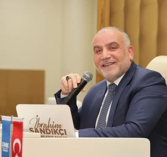 Başkan Sandıkçı: "Üniversiteyi kazanan tüm öğrencilerimize burs desteği sağlıyoruz"
