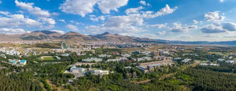 Başkan Sekmen gençlere seslendi: "Bilim ve irfanın beşiği Erzurum eğitimde de bir fırsatlar şehridir"
