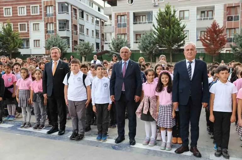 Başkan Söğüt yenilenen okul kantinini inceledi
