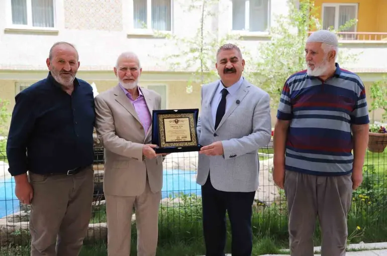 Başkan Sunar’dan çevre duyarlılığına "Örnek Site" plaketi

