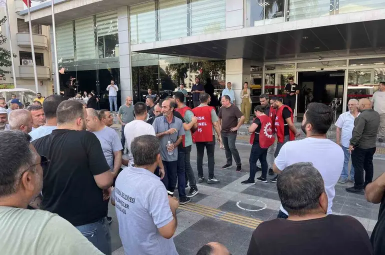 Başkan Tugay Karşıyaka’da çöp toplattı, işçiler karşı karşıya geldi
