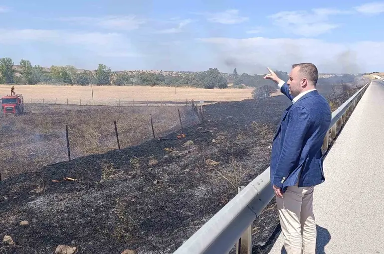 Başkan Yüksel yangını fark etti, itfaiyeyi sevk etti: Çiftlik alevlerden kurtarıldı
