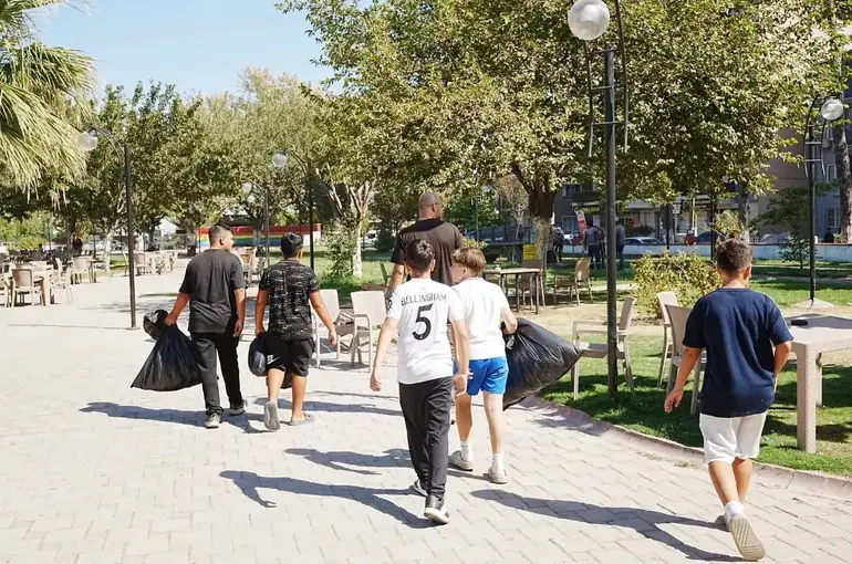 Başkan Zencirci’ye söz verdiler, parkı temizlediler

