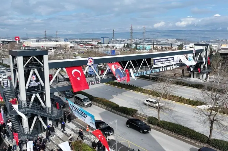 Batı Ege GYO Yaya Üst Geçidi hizmete açıldı
